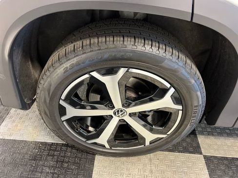 Certified 2025 Volkswagen Tiguan SE FWD image 15