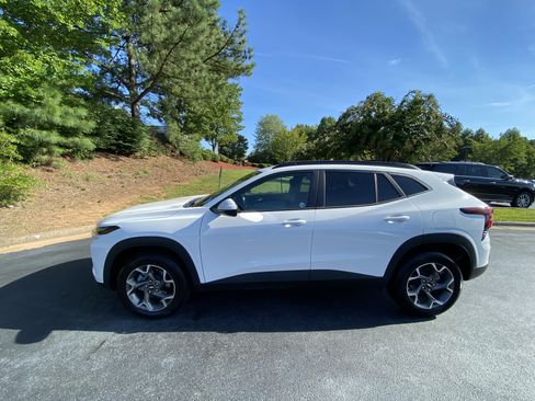 Used 2025 Chevrolet Trax LT w/ LT Convenience Package FWD image 8