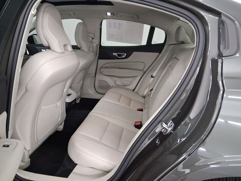Used 2020 Volvo S60 T5 Momentum w/ Premium Package image 12
