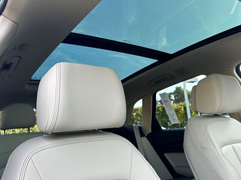 Used 2023 Audi Q5 Premium w/ Convenience Package image 17