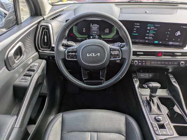 Used 2025 Kia Sorento EX w/ Panoramic Sunroof Package FWD image 23
