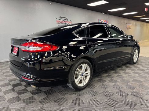 Used 2018 Ford Fusion SE w/ Fusion SE Technology Package image 13
