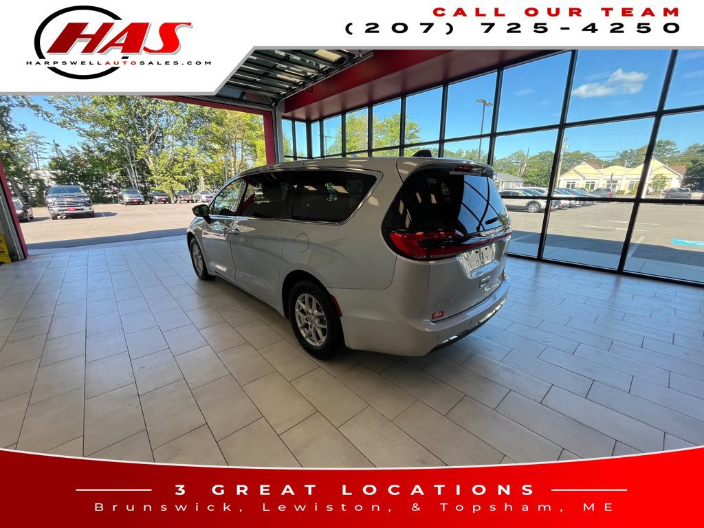 Used 2024 Chrysler Pacifica Touring-L FWD image 5