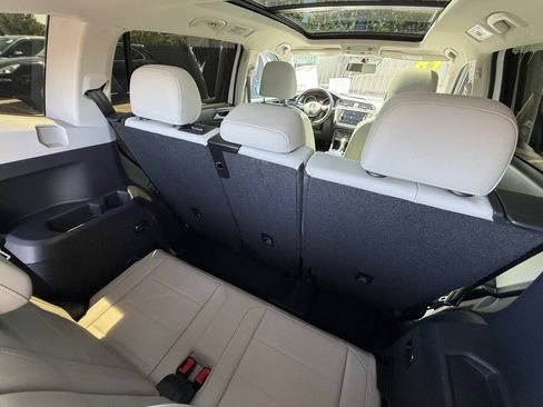 Used 2018 Volkswagen Tiguan SE w/ Panoramic Sunroof Package FWD image 17