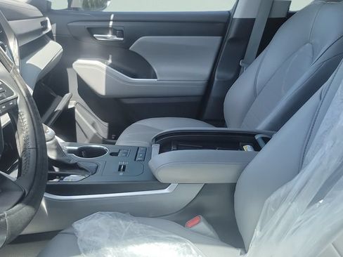 Used 2022 Toyota Highlander XLE FWD image 10