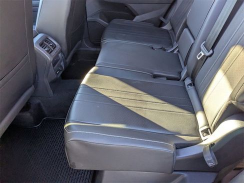 Used 2024 Volkswagen Tiguan SE R-Line image 25