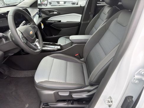 New 2026 Chevrolet Trax LT w/ LT Convenience Package FWD image 9
