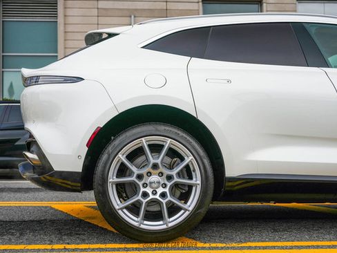 Used 2021 Aston Martin DBX image 10