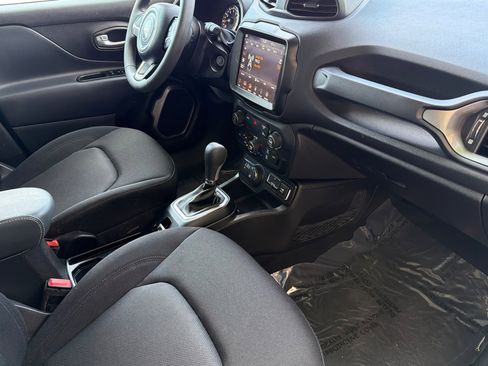 Used 2023 Jeep Renegade Latitude AWD/4WD image 15