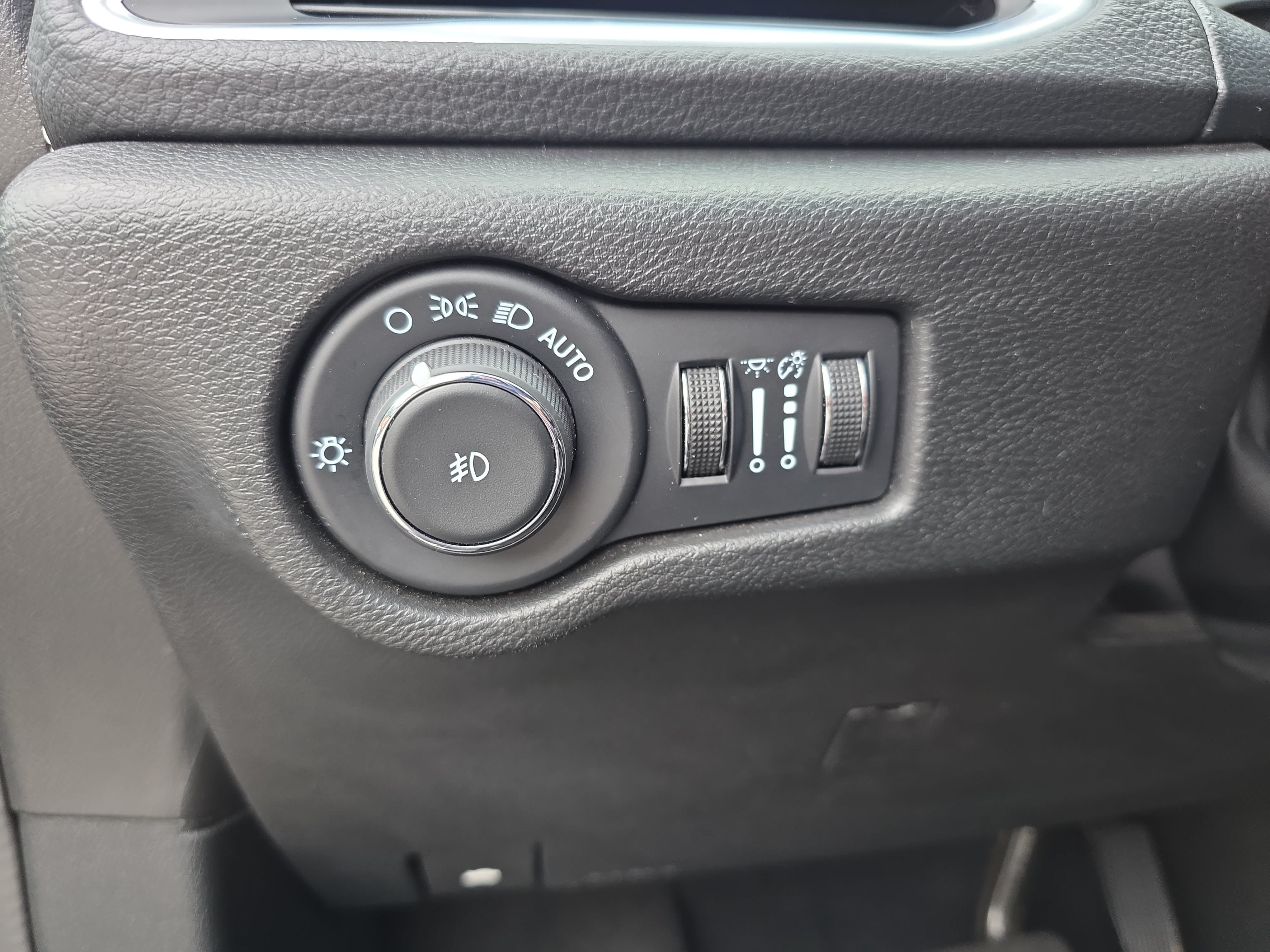 Used 2025 Chrysler Pacifica Limited FWD image 24