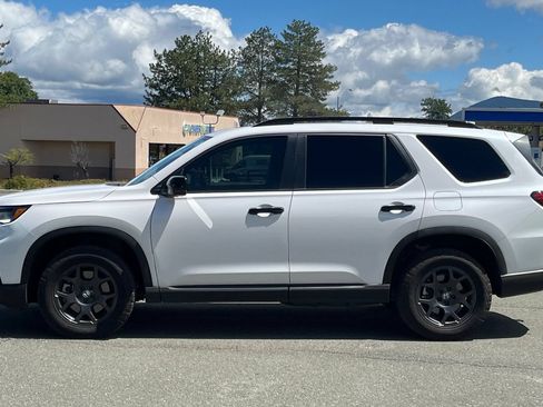 Used 2025 Honda Pilot TrailSport image 14