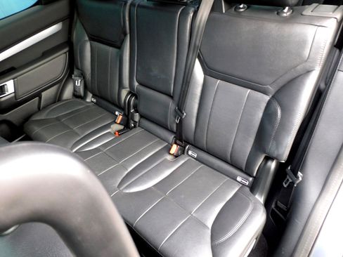 Used 2020 Land Rover Discovery Landmark image 16