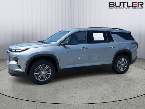 Used 2025 Chevrolet Traverse LT FWD image 3