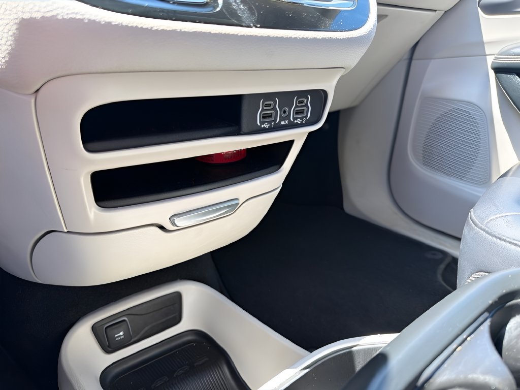 Used 2023 Chrysler Pacifica Touring-L FWD image 31