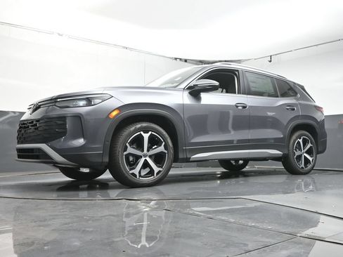 Used 2025 Volkswagen Tiguan SE FWD image 36