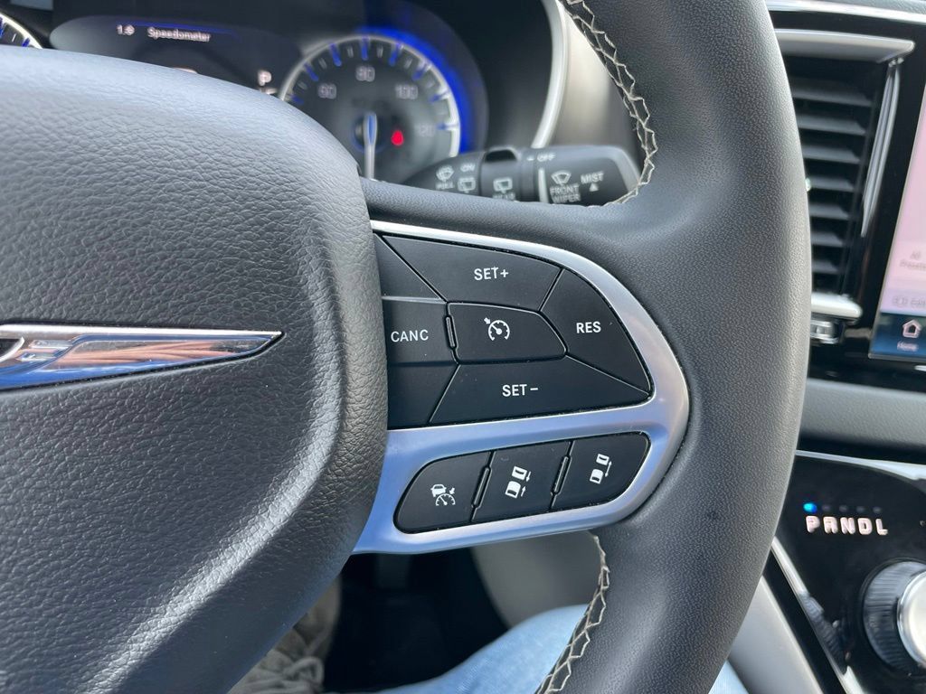 Used 2023 Chrysler Pacifica Touring-L FWD image 21