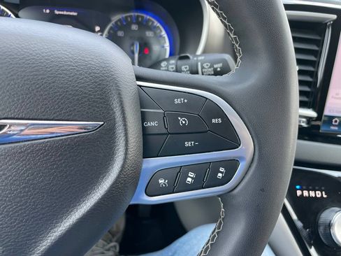 Used 2023 Chrysler Pacifica Touring-L FWD image 21