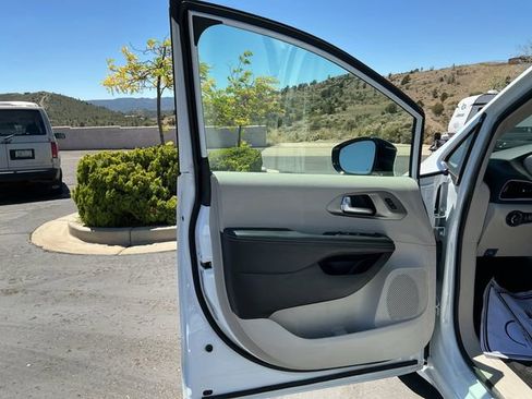 Used 2024 Chrysler Pacifica Touring-L FWD image 10