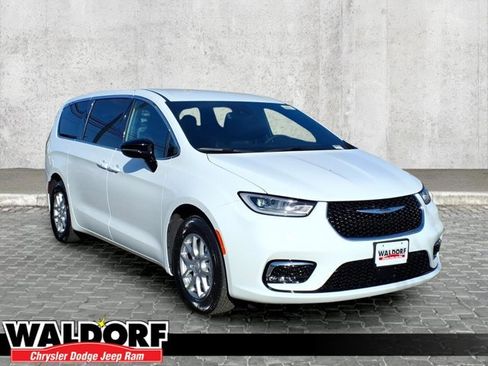 New 2026 Chrysler Pacifica Select image 1