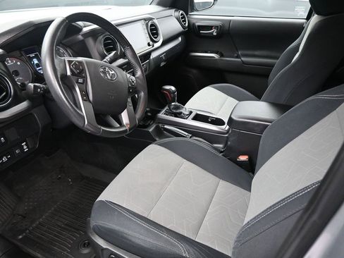 Used 2022 Toyota Tacoma TRD Off-Road image 9