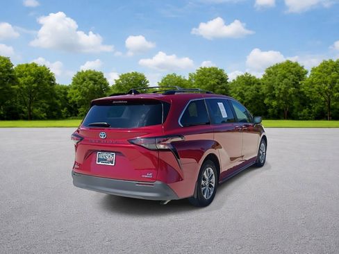 Used 2023 Toyota Sienna LE image 7