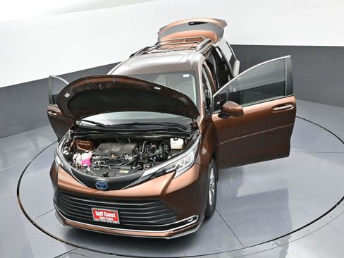 Used 2023 Toyota Sienna XLE image 42