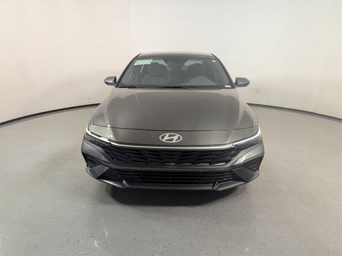 New 2025 Hyundai Elantra SE image 2