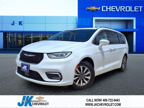 Used 2021 Chrysler Pacifica Touring-L FWD image 1