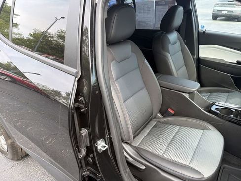 Certified 2025 Chevrolet Trax LT w/ LT Convenience Package FWD image 18