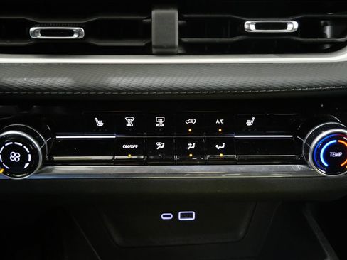 Used 2025 Chevrolet Equinox LT image 19