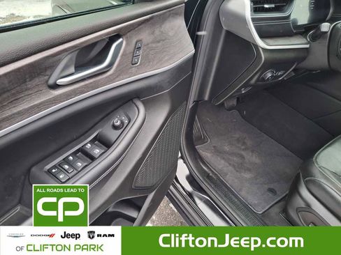 Used 2023 Jeep Grand Cherokee Limited w/ Black Appearance Package image 13