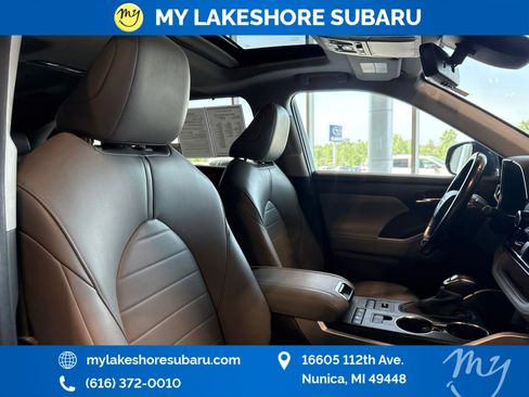 Used 2020 Toyota Highlander XLE AWD/4WD image 30