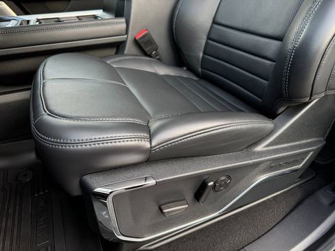 Used 2025 Ford F450 Platinum w/ FX4 Off-Road Package image 30