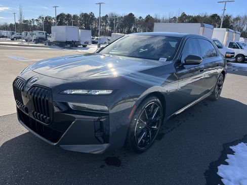 Used 2023 BMW 740i w/ Executive Package image 5