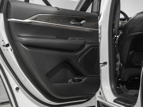 New 2025 Jeep Grand Cherokee L Limited w/ Luxury Tech Group II image 38