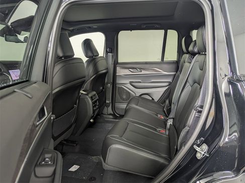 New 2025 Jeep Grand Cherokee Limited w/ Luxury Tech Group II image 25