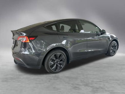 Used 2024 Tesla Model Y Long Range RWD image 3