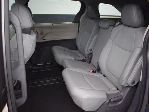Used 2021 Toyota Sienna XLE FWD image 15