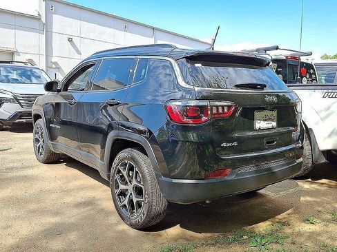 Used 2024 Jeep Compass Limited AWD/4WD image 2