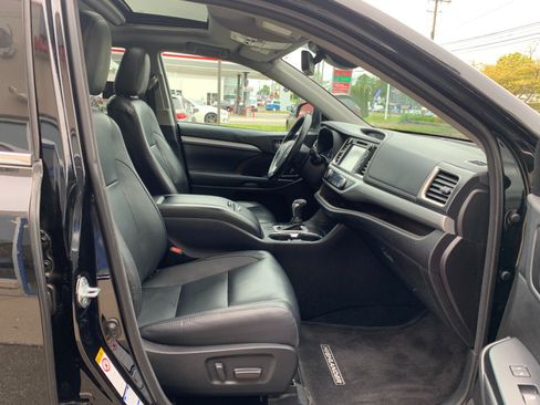 Used 2018 Toyota Highlander XLE w/ Carpet Mat Package (TMS) AWD/4WD image 41