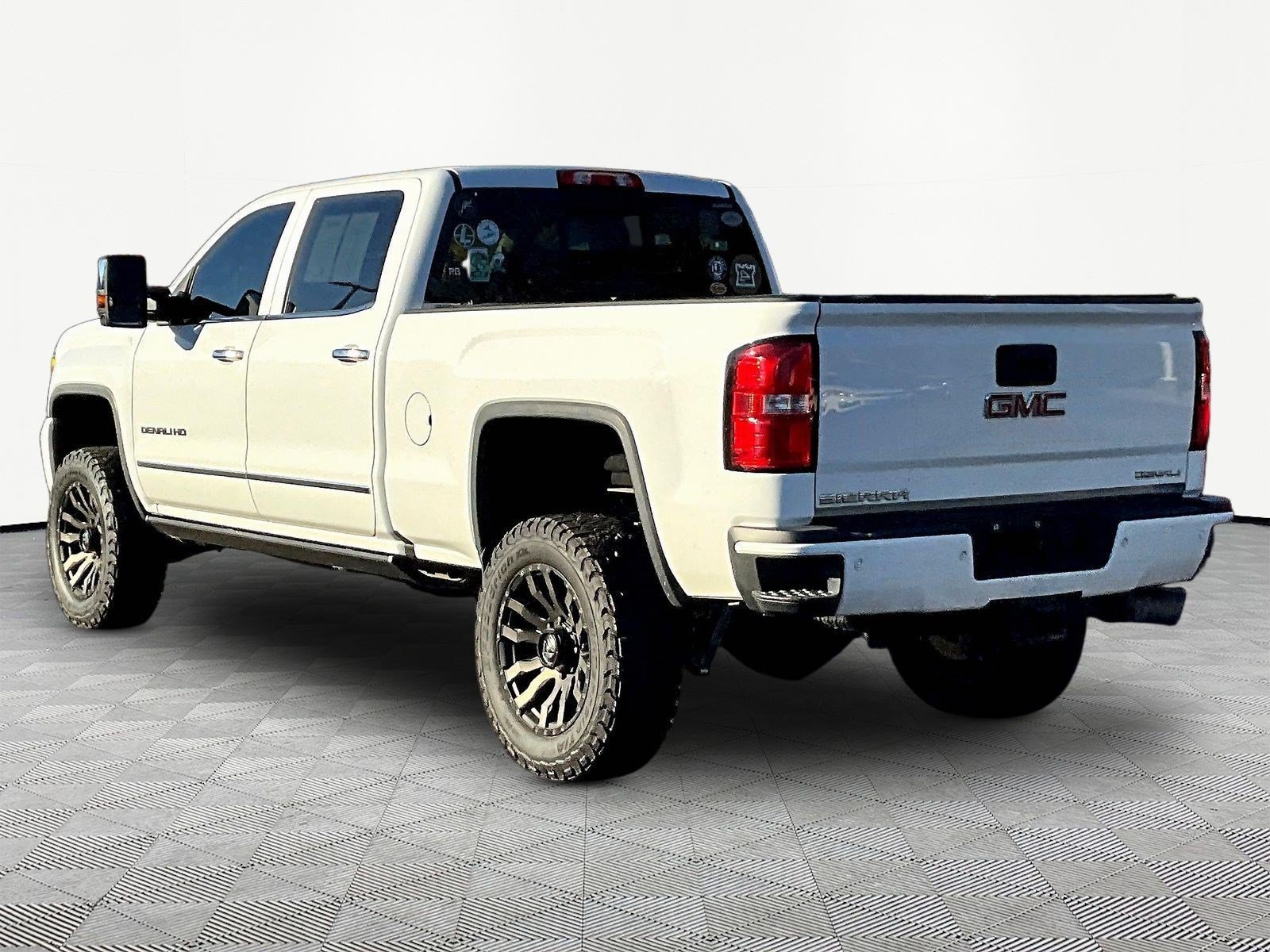 Used 2017 GMC Sierra 2500 Denali w/ Duramax Plus Package AWD/4WD image 4