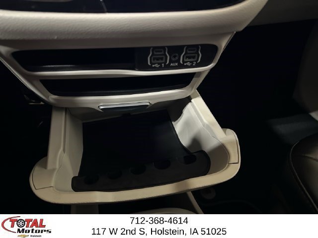Used 2024 Chrysler Pacifica Touring-L FWD image 15