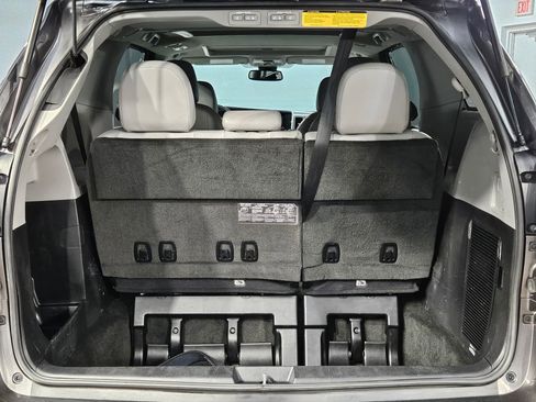 Used 2018 Toyota Sienna Limited image 18