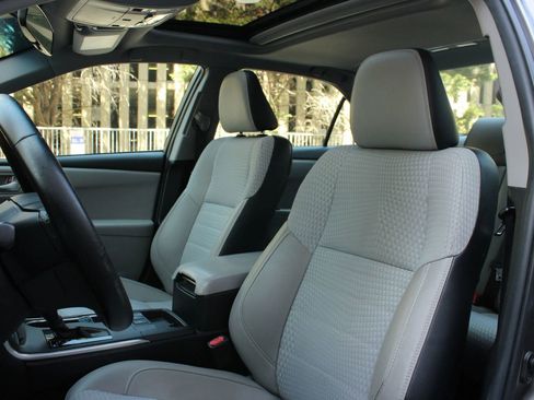 Used 2015 Toyota Camry SE w/ Moonroof Package image 16