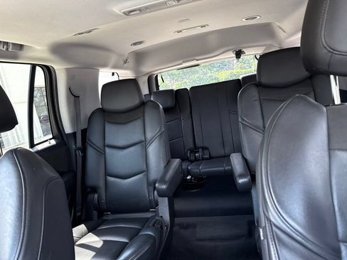 Used 2019 Cadillac Escalade Luxury AWD/4WD image 21