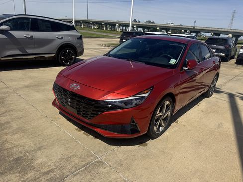 Used 2022 Hyundai Elantra Limited w/ Cargo Package image 4