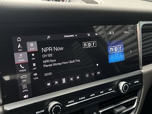 Certified 2021 Porsche Macan image 13