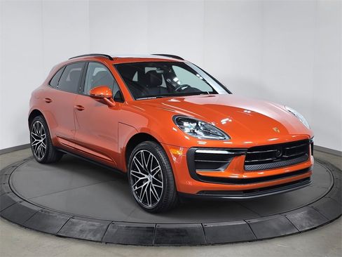 Certified 2025 Porsche Macan image 9