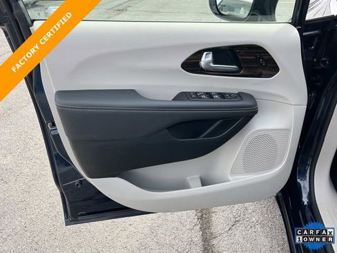Certified 2024 Chrysler Pacifica Limited image 27