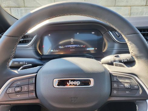 Used 2023 Jeep Grand Cherokee Altitude AWD/4WD image 18